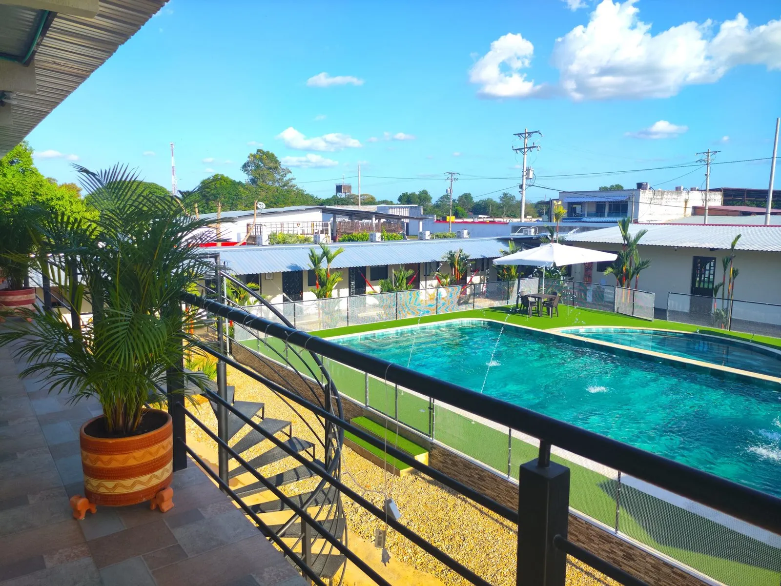 Zona social con muebles en madera